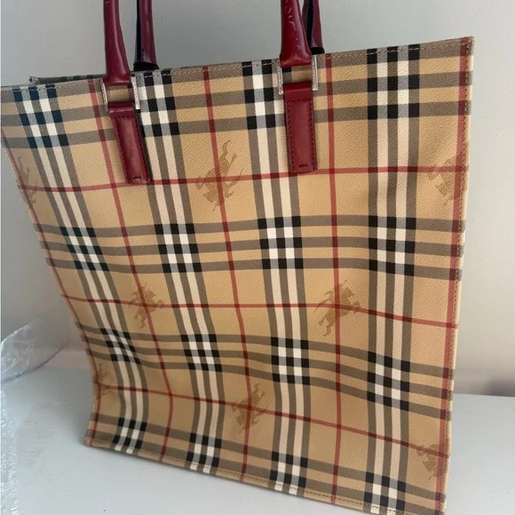 Burberry Tote Preowned In Great condition - Picture 3 of 9